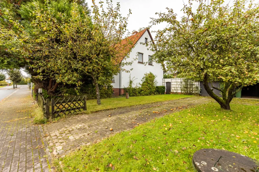 Außenansicht - Haus kaufen in Nienstädt / Sülbeck - Gemütliche DHH mit Garage und großem Garten in Nienstädt - Sülbeck **Erbpacht**