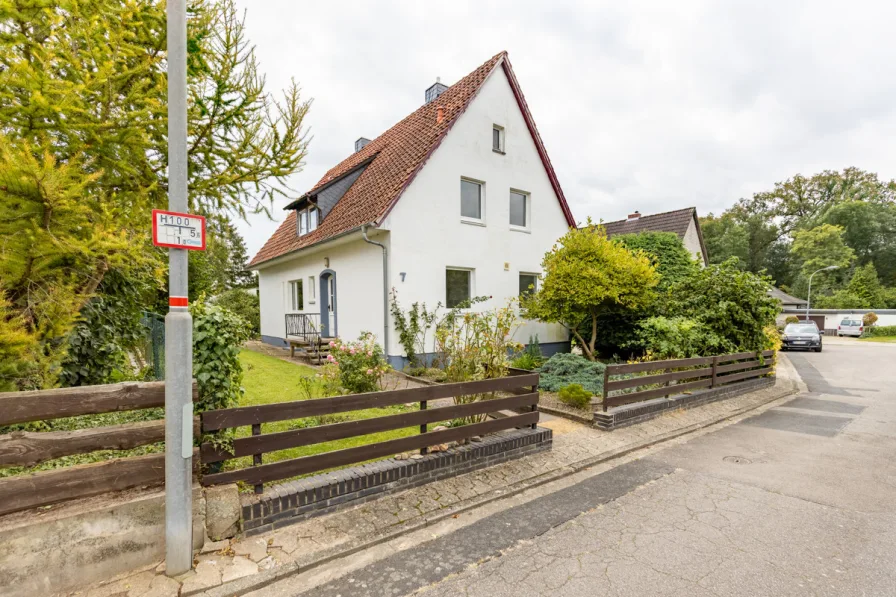 Außenansicht - Haus kaufen in Vordorf - Geräumiges Ein bis Zweifamilienhaus mit großem Grundstück und Doppelgarage **Erbpacht**