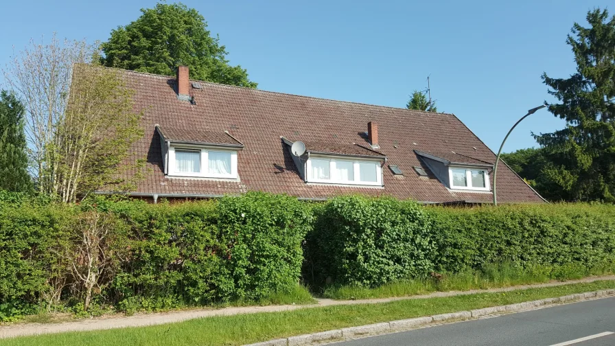 Strassenansicht - Haus kaufen in Wohltorf - Provisionsfreies Neunfamilienhaus auf Erbpachtgrundstück, ein Angebot der Gerd von der Heide Immobilien GmbH