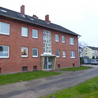 Hausansicht - Wohnung mieten in Schwarzenbek - 2,5 Zi-Wohnung Allensteiner Str. 22 in 21493 Schwarzenbek - Ein Angebot von IVD-HAUSVERWALTUNG GERD VON DER HEIDE Immobilien GmbH