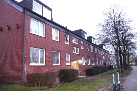 Hausansicht - Wohnung mieten in Hamburg - 1 Zi-Wohnung Hellmesbergerweg 32 in 22145 Hamburg - Ein Angebot von IVD-HAUSVERWALTUNG GERD VON DER HEIDE Immobilien GmbH