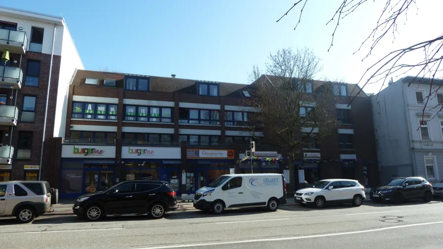 Hausansicht_Straßenseite - Büro/Praxis mieten in Hamburg / Bergedorf - Büro-/Praxisräume Vierlandenstr. 31 in 21029 HH-Begedorf - Ein Angebot von IVD-HAUSVERWALTUNG GERD VON DER HEIDE Immobilien GmbH.