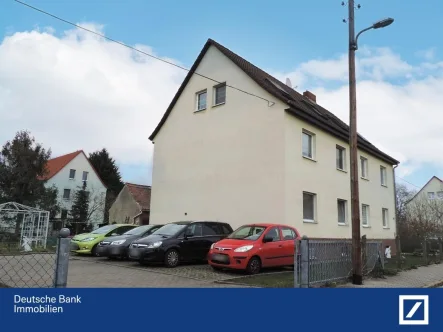 rechts Seite mit Einfahrt - Haus kaufen in Weißandt-Gölzau - Interessant für Kapitalanleger I.