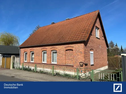 Straßenansicht - Haus kaufen in Gräfenhainichen - Omas-Häuschen sucht neue Bewohner 