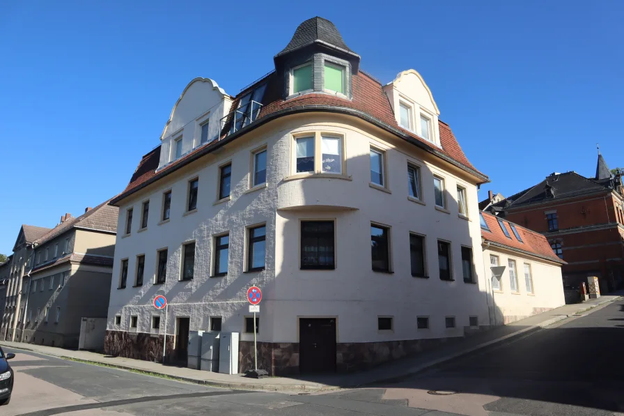 Fassadenansicht des Mehrfamilienhauses mit Eckgrundstückslage - Haus kaufen in Nossen - Renditeobjekt mit gemischter Nutzung zur Kapitalanlage sichern