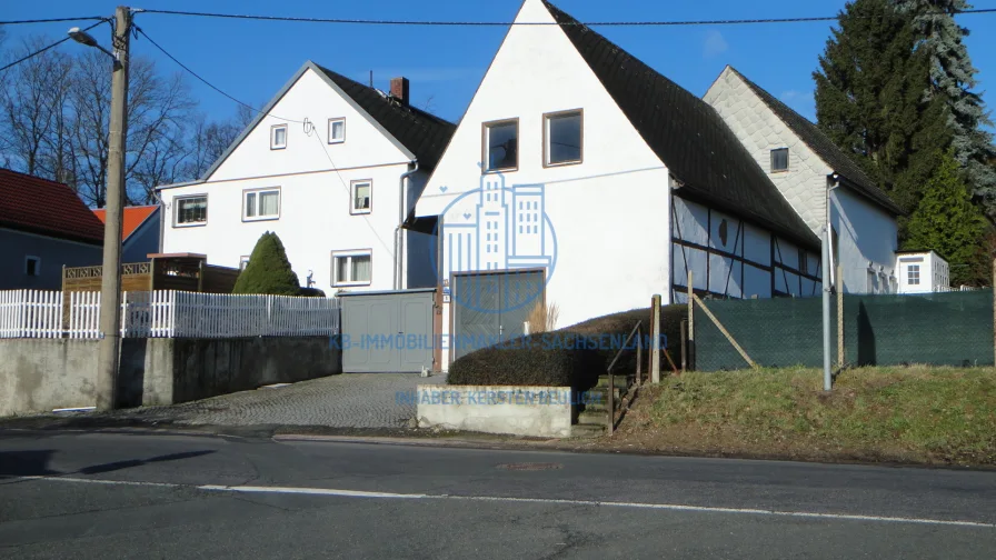 Straßenseitige Gesamtansicht - Haus kaufen in Choren - Haus sucht glückliche Familie - Wohnen auf dem Lande lohnt sich immer!!!