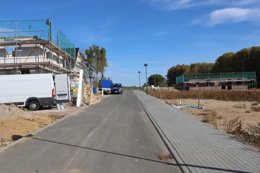 Erschließungsstraße innerhalb des Wohngebietes