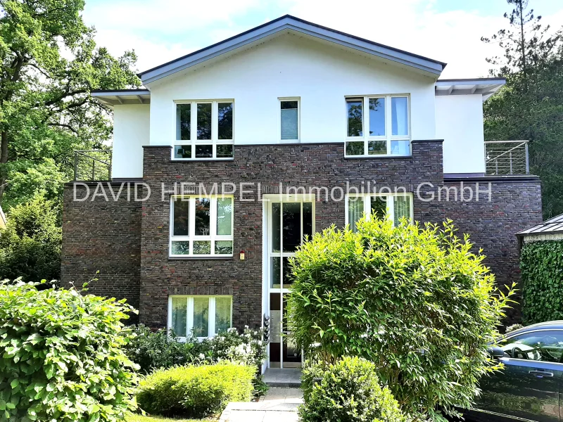 Bild Vorderfront Haus_151900.jpg - Wohnung kaufen in Hamburg - Großzügig geschnittene Maisonette-Wohnung mit Garten und 2 TG-Stellplätzen am Alsterlauf