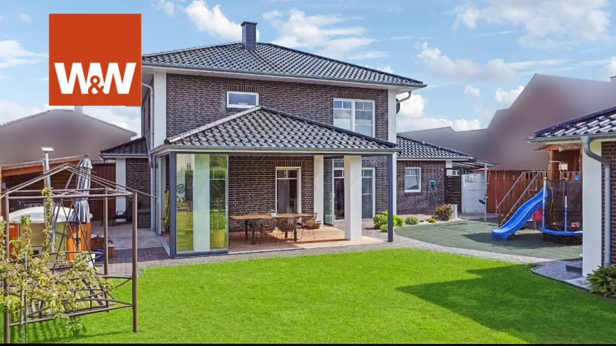 Gartenansicht - Haus kaufen in Esterwegen - Exclusive Stadtvilla mit Saunahaus in Esterwegen