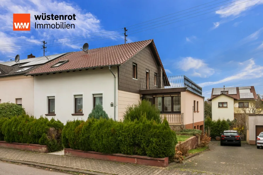 Ansicht - Haus kaufen in Schwalbach - Attraktives Einfamilienhaus in Schwalbach – 147 m² Wohnfläche mit großzügigem Carport