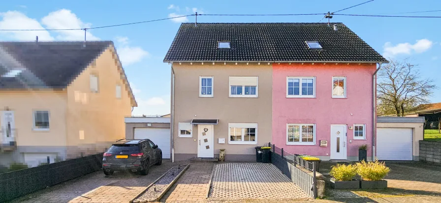 Hausansicht - Haus kaufen in Perl / Oberleuken - Ihr Traumhaus wartet: Moderne DHH mit Garten, Garage & Wintergarten – einziehen & wohlfühlen!