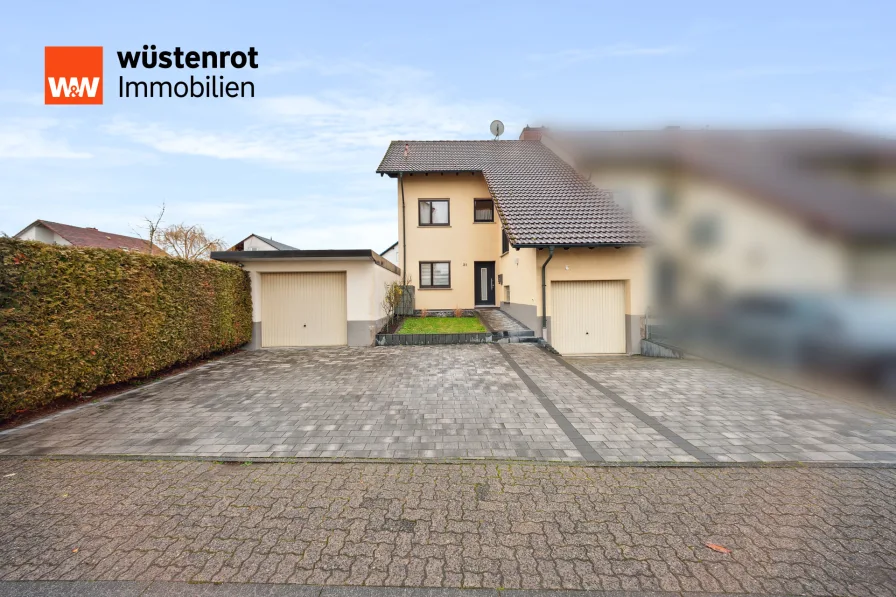 Eingangsbereich mit Stellplätzen - Haus kaufen in Erlenbach am Main - Traumhaftes Reihenendhaus mit besonderer Architektur in ruhiger Lage