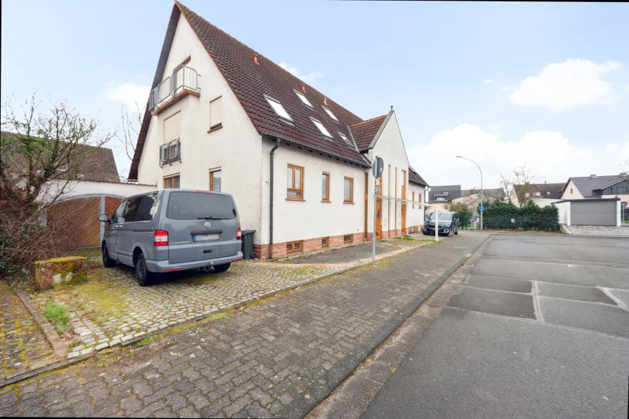 Vorderansicht mit Garage und Stellplatz