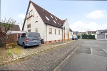 Vorderansicht mit Garage und Stellplatz