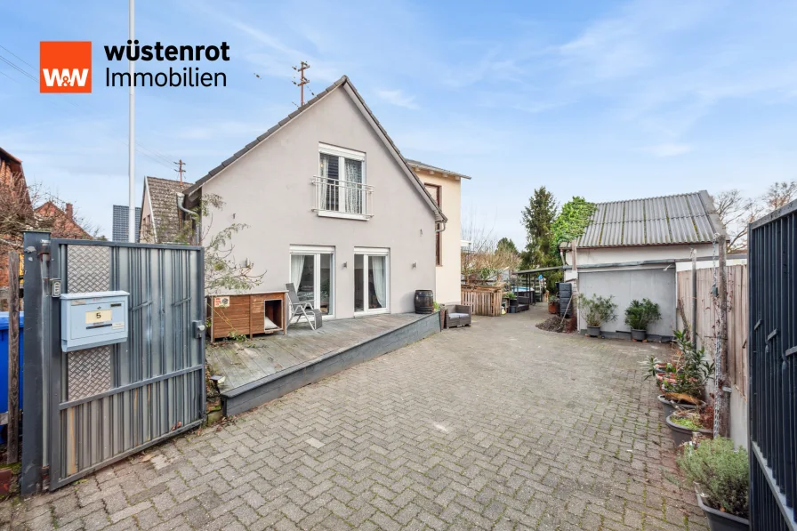 Hofeinfahrt mit Nebengebäude - Haus kaufen in Karlstein - Ihr Traumhaus mit Geschichte und Komfort – Einfamilienhaus mit Pool, Garten und Nebengebäude