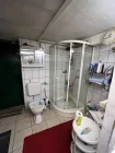 Bad im Keller mit Dusche und Toilette