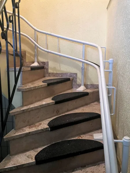 Treppe mit Sessellift zum Bungalow