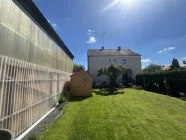 Garten hinter der Garage und Carport