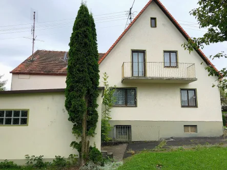 Garage und Haus Seitenansicht - Haus kaufen in Kaisheim - 1000m² Grundstück mit entkerntem EFH mit Anbau in Kaisheim sucht Bauherren