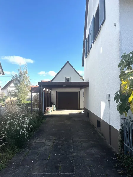 Carport und Garage