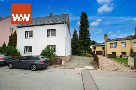 Einfahrt - Haus kaufen in Adorf/Erzgebirge - Charmantes Haus mit Potenzial zur individuellen Gestaltung