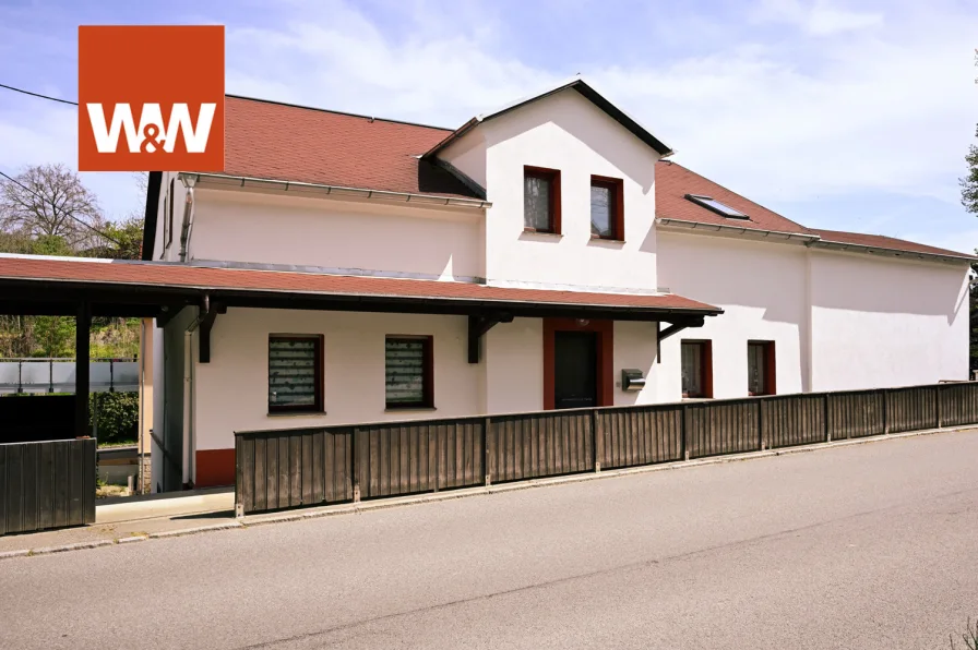 Straßenansicht - Haus kaufen in Reinhardtsdorf-Schöna - Charmantes, modernisiertes Einfamilienhaus mit großzügiger Wohnfläche