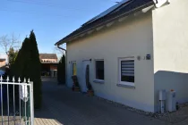 Hausansicht mit Zufahrt zum Carport