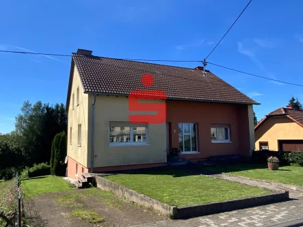 Straßenansicht - Haus kaufen in Oberpierscheid - Einfamilienhaus mit Garage und weitläufigem Grundstück