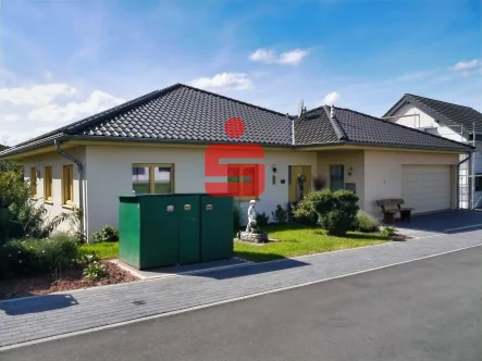 Vorderansicht - Haus kaufen in Kyllburg - Neuwertiger und gepflegter Bungalow mit PV-Anlage in schöner Wohnlage