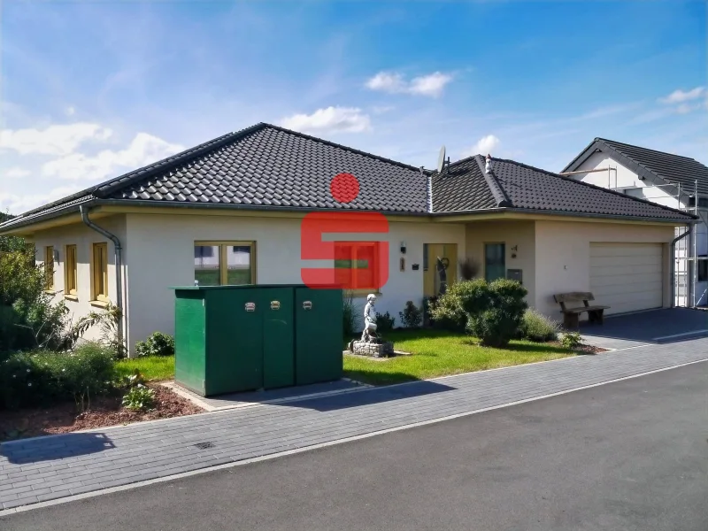 Vorderansicht - Haus kaufen in Kyllburg - Neuwertiger und gepflegter Bungalow mit PV-Anlage in schöner Wohnlage