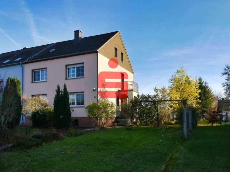 Straßenseite - Haus kaufen in Orenhofen - Gepflegte Doppelhaushälfte in guter Wohnlage