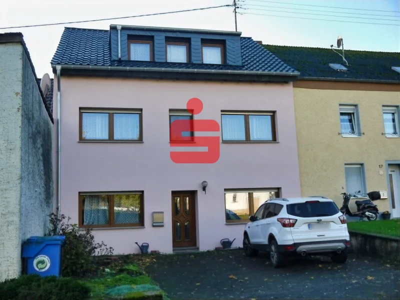 Straßenansicht - Haus kaufen in Eisenach - Einfamilienhaus mit Garage und Garten