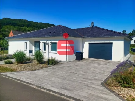 Straßenseite - Haus kaufen in Enzen - Attraktiver und neuwertiger Bungalow mit Garage