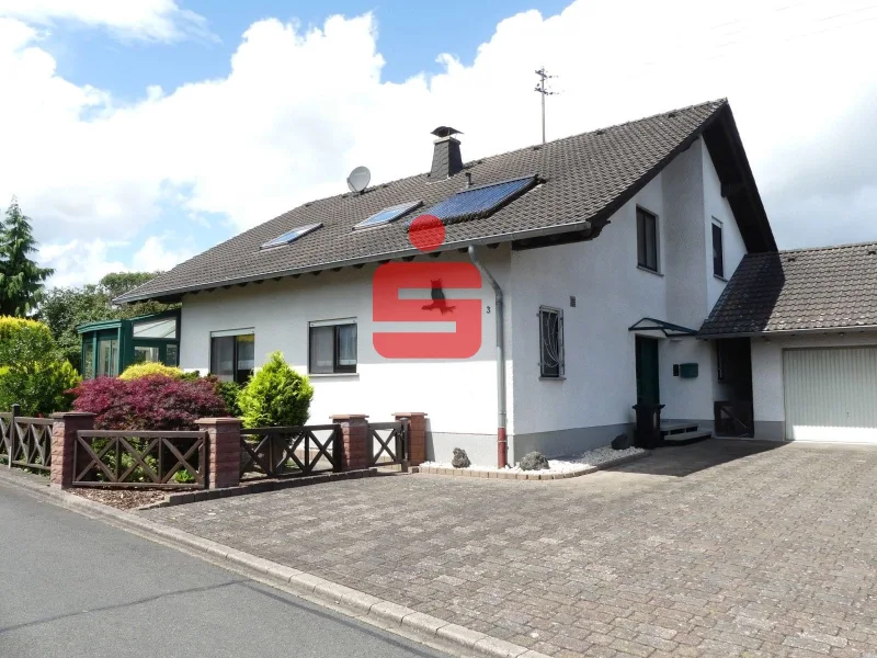 Vorderansicht - Haus kaufen in Bitburg - Einfamilienhaus mit Einliegerwohnung und weiterem Potential