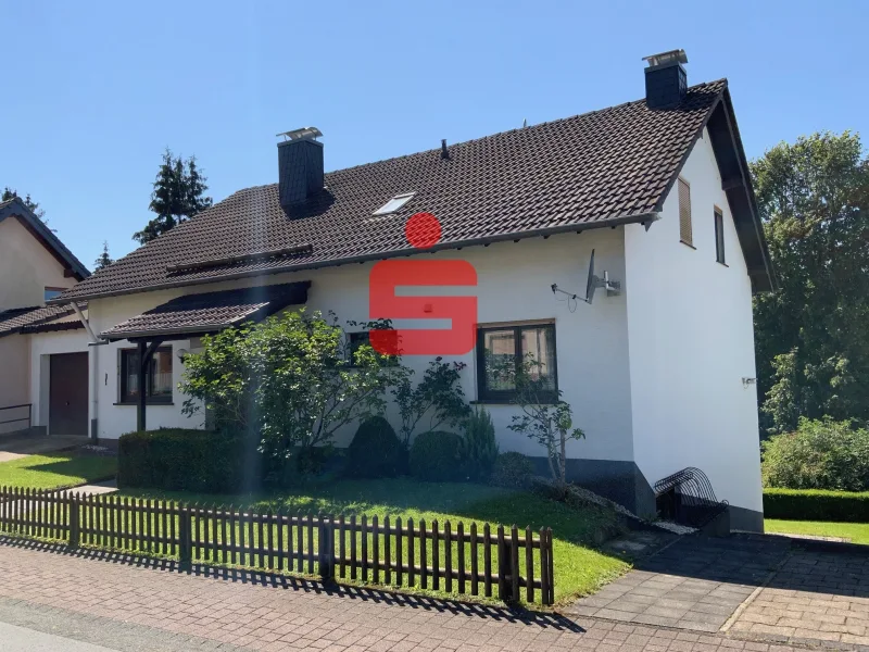 Straßenansicht - Haus kaufen in Prüm - Freistehendes Einfamilienhaus mit Einliegerwohnung in attraktiver Wohnlage