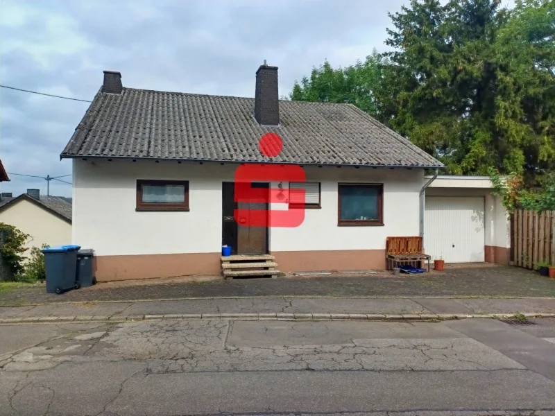 Straßenansicht - Haus kaufen in Welschbillig - Freistehendes Einfamilienhaus mit Garage