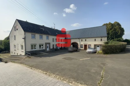 Strassenansicht - Haus kaufen in Biersdorf am See - Mehrfamilienhaus mit 3 Wohneinheiten und großem Grundstück Nahe Bitburg