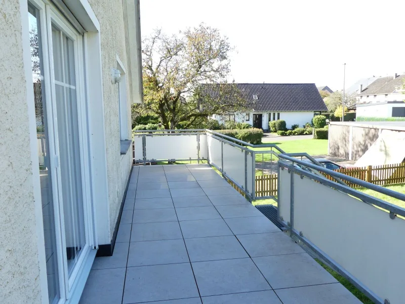 Balkon mit Treppe zum Garten