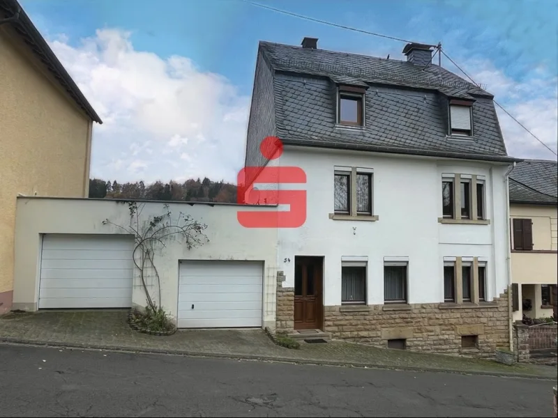 Straßenansicht mit Garagen - Haus kaufen in Kyllburg - Einfamilienhaus mit zwei Garagen und Gartengrundstück