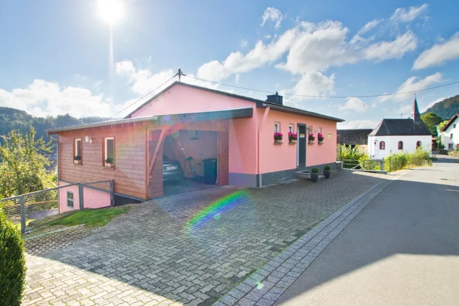 Vorderansicht - Haus kaufen in Usch - Freistehendes Einfamilienhaus mit wunderschöner Aussicht