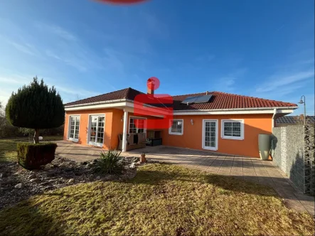 Gartenansicht - Haus kaufen in Binsfeld - Bungalow in Top Zustand mit Doppelgarage