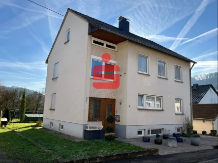 Straßenansicht - Haus kaufen in Ralingen - Einfamilienhaus mit Garage u. Nebengebäude in Grenznähe Luxemburg