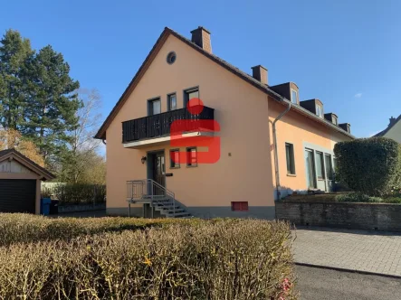 Vorder-/Seitenansicht - Haus kaufen in Speicher - Doppelhaushälfte in guter Lage mit großem Gartengrundstück