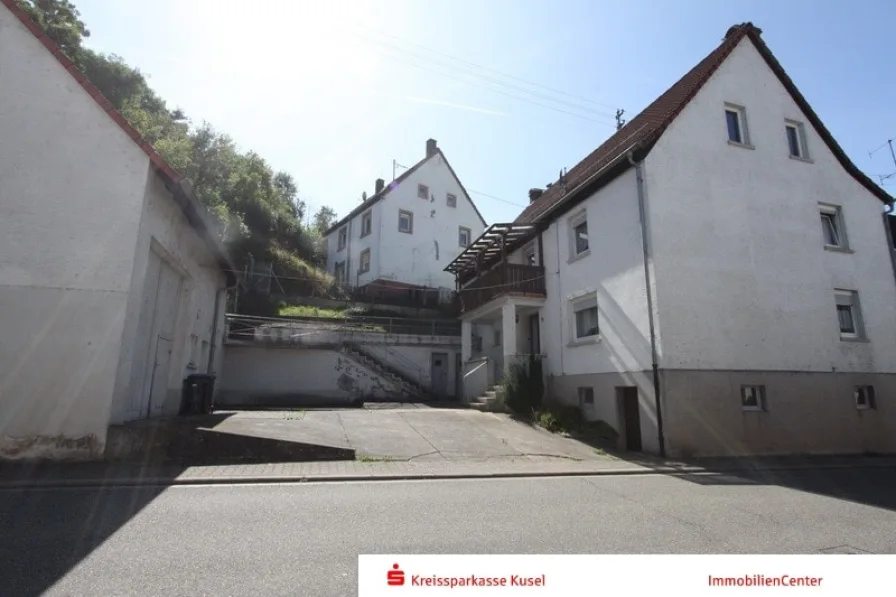 Straßenansicht - Haus kaufen in Erdesbach - Viel Platz für Familie und Hobby