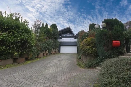 Einfahrt - Haus kaufen in Altenkirchen - Repräsentatives Architektenhaus im Grünen