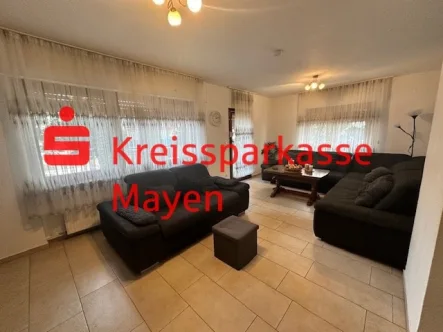 Wohnzimmer - Haus kaufen in Koblenz - Geräumiges Zweifamilien-Reihenhaus mit Terrasse, Balkon und 2 Garagen