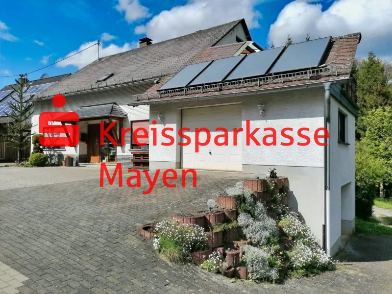  - Haus kaufen in Lirstal - Zweifamilienhaus mit Solaranlage, Garagen und großzügigem Grundstück