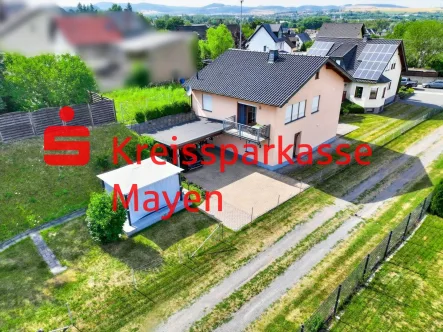 Übersicht - Haus kaufen in Saffig - Einfamilienhaus mit Doppelgarage, Carport und großem Garten.