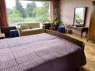 Schlafzimmer m Balkon