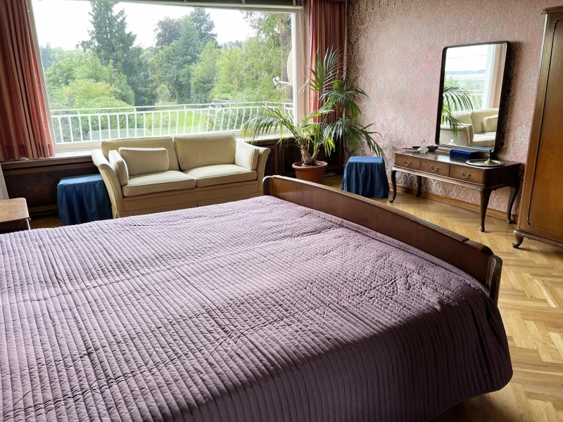 Schlafzimmer m Balkon